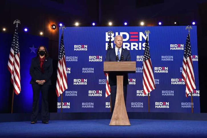 Biden ha comparecido acompañado por la que será su vicepresidenta, la senadora Kamala Harris. (Drew Angerer / AFP)