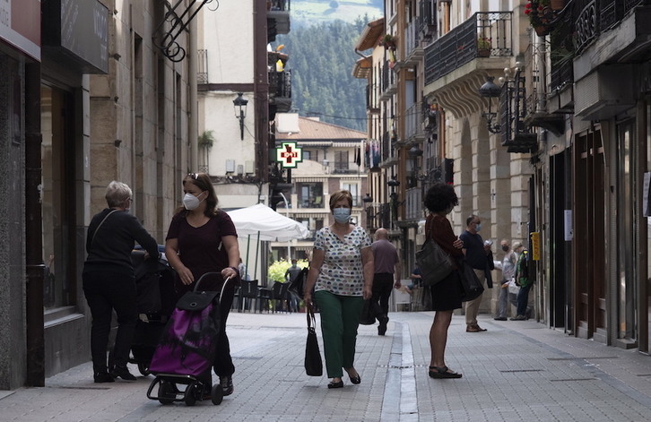 Gente de compras por las calles de Ordizia. (Jon URBE / FOKU)