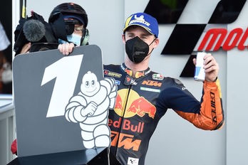 Pol Espargaró, feliz tras lograr la pole en Valencia. (José JORDÁN/AFP)