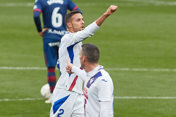 Burgos celebra el gol, que adelantaba a su equipo en la primera parte. (D. MARZO/LOF)