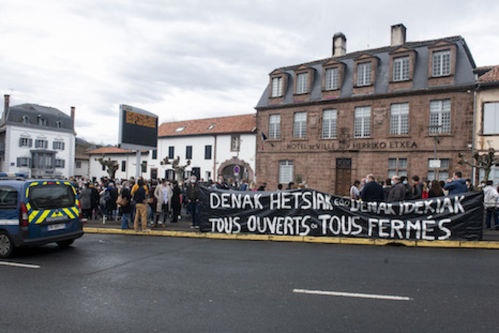 Dendari txikiek egindako deialdian 150 lagunek parte hartu dute Donibane Garazin. Guillaume FAUVEAU