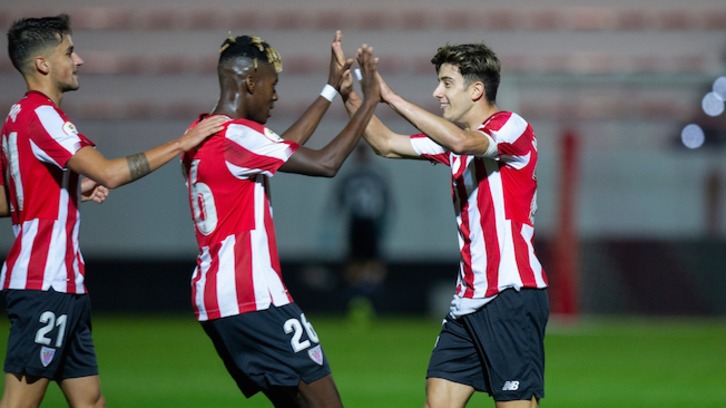 Nico Serrano celebra con Nico Williams el gol que ha abierto el marcador. (@AthleticClub)