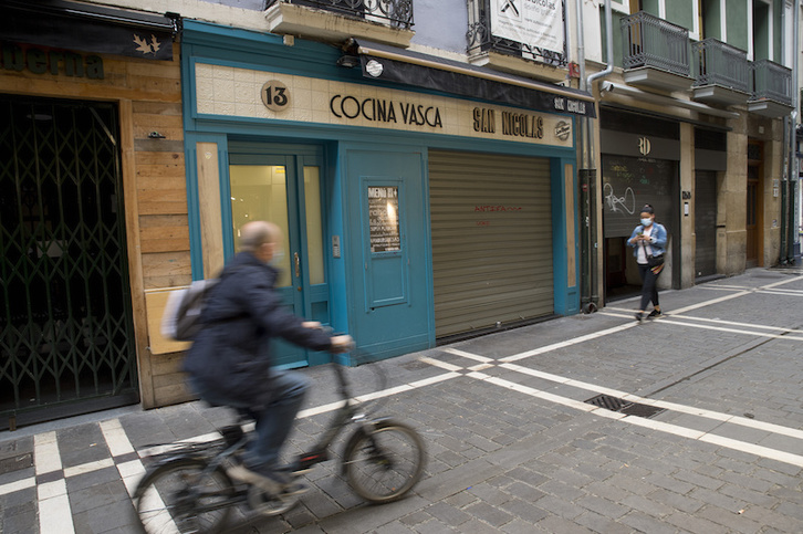 La calle San Nicolás de Alde Zaharra, tras el cierre de bares. (Iñigo URIZ | FOKU)