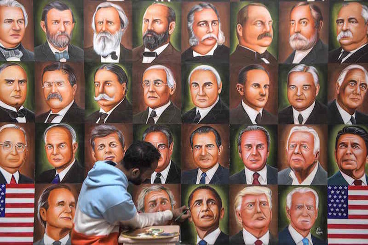Mural con los rostros de los presidentes de EEUU elaborado por un pintor de la India. (Narinder NARU | AFP)