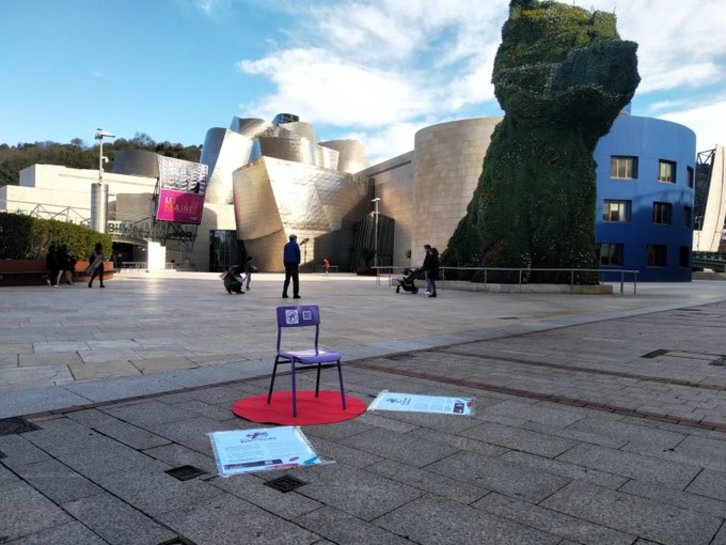 Silla morada colocada junto al Museo Guggenheim.