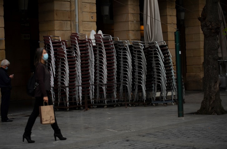 Gune gorrian dauden taberna eta jatetxeak ireki ahal izatea eskatu dute ostalari elkarte ezberdinek. (Juan Carlos RUIZ | FOKU)