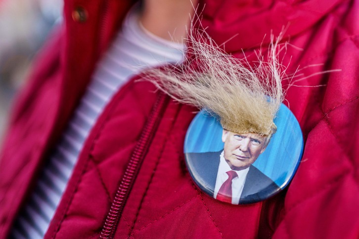 Un simpatizante de Trump porta un curioso pin. (KEREM YUCEL / AFP)