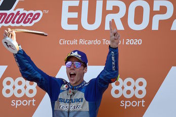 Joan Mir celebra eufórico su primera victoria en MotoGP. (José JORDÁN/AFP)