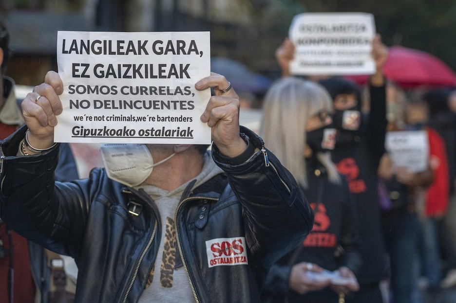 Gipuzkoako ostalaritzako langileek protesta egin zuten pairatzen duten kriminalizazioagatik. (Andoni CANELLADA/FOKU)