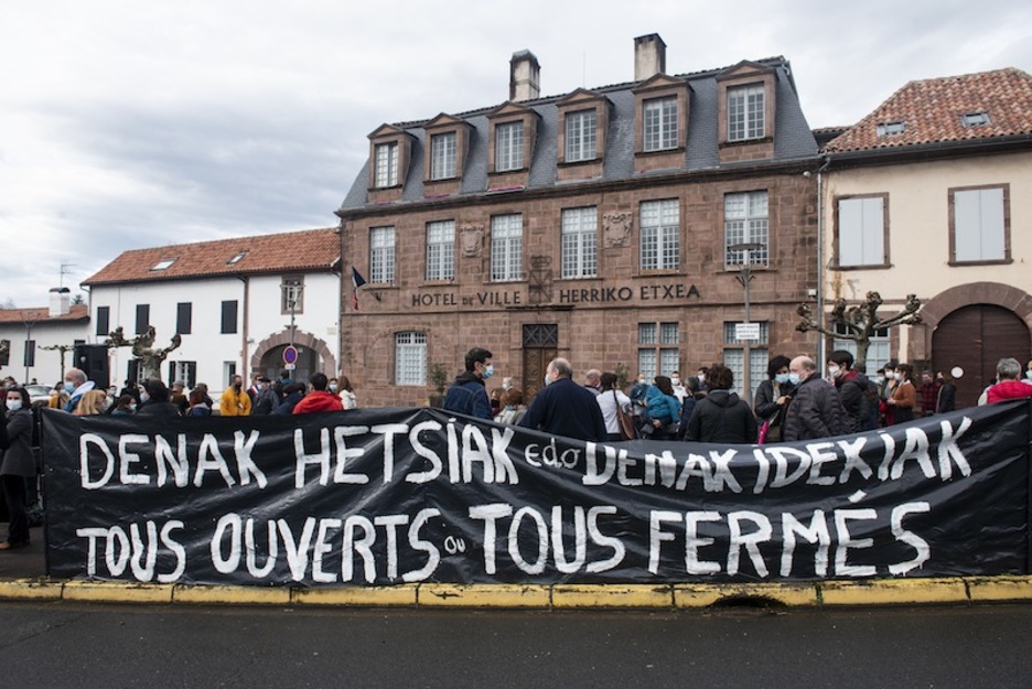 Donibane Garazin, dendariek protestatu zuten frantziar Estatuan negozioen itxieragatik. (Guillaume FAUVEAU)
