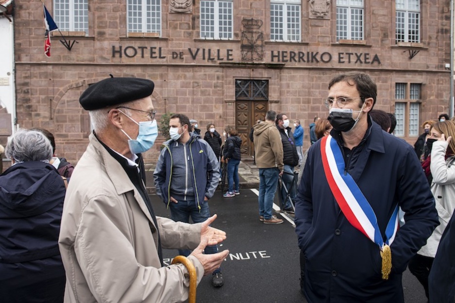 Laurent Inchauspé Donibane Garaziko alkatea herritarrekin bildu zen udaletxean aurreko manifestazioan. (Guillaume FAUVEAU/FOKU)