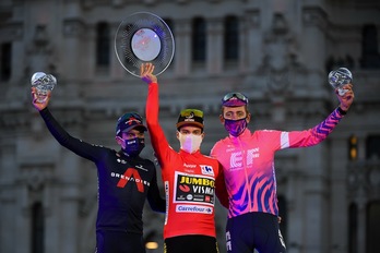 Primoz Roglic, flanqueado por Carapaz y Carthy en el podio de Madrid. (Óscar DEL POZO / AFP PHOTO)