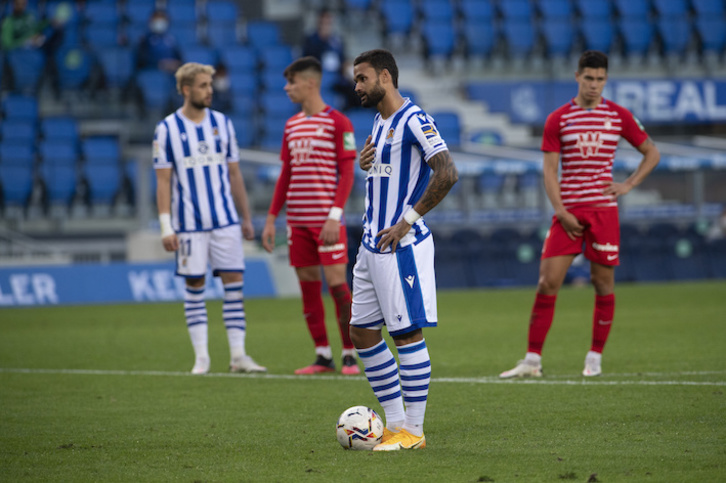 Willian José se dispone a lanzar el cuarto penalti que ha fallado como realista ante el Granada. (Juan Carlos RUIZ/FOKU)
