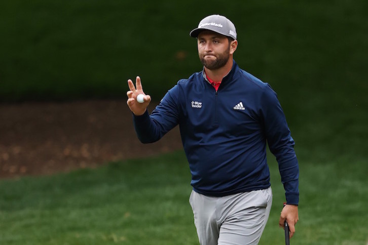 Jon Rahm saluda al público en un torneo reciente. (Ezra SHAW/AFP)