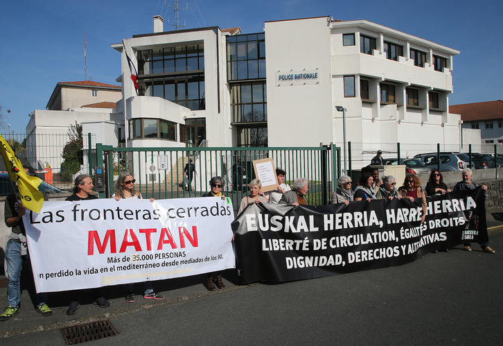 Movilización ante el centro de retención de migrantes o CRA, adyacente a la comisaría de la Policía, en Hendaia. (Bob EDME)