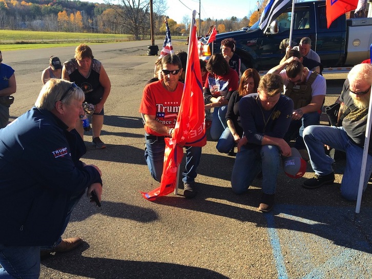 Seguidores de Trump rezan de rodillas en Towanda, Pensylvania. (Catherine TRIOMPHE/AFP) 