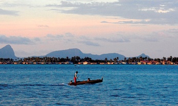 Sempornako porturantz doan arrantzaleen txalupa bat.