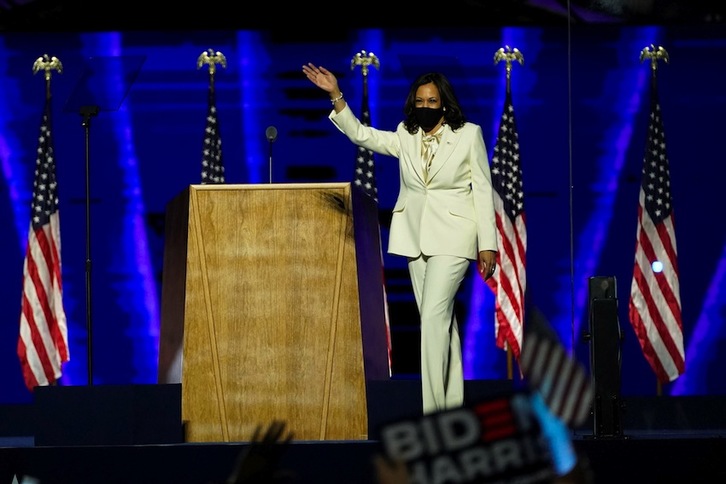  Kamala Harris jantzi zuriarekin, sufragista borrokalarien omenez. (Andrew HARNIK/AFP) 