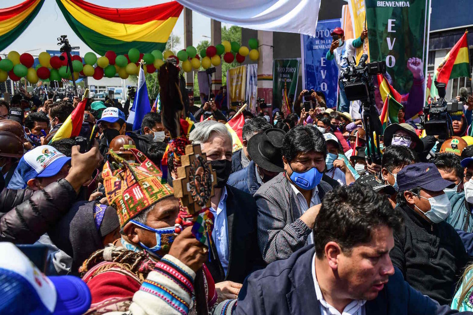 Color y música en el regreso de Morales a Bolivia. (Ronaldo SCHEMIDT / AFP)