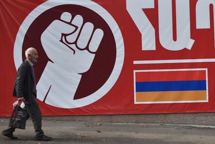 Un hombre pasa junto a un mural en Stepanakert. (Karen MINASYAN /AFP)