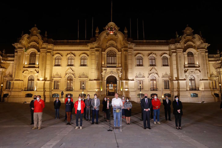 Discurso de Vizcarra, acompañada de sus colaboradores, ante el Palacio Presidencial tras ser destituido. (Luka GONZALES/AFP)