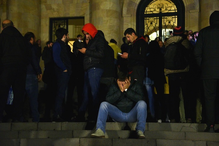 Maniestantes en la entrada de la sede del Ejecutivo armenio en Erevan. (Karen MINASYAN/AFP)