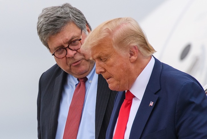  William Barr AEBetako fiskal nagusia, Trumpekin solasean. (Mandel NGAN/AFP) 