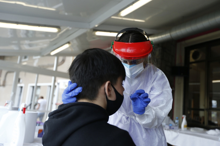 Cribado que se está realizando en Basauri. (Aritz LOIOLA/FOKU)