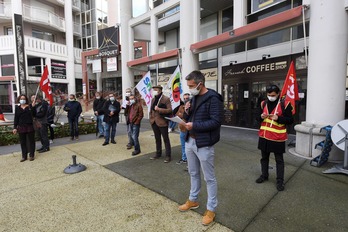 Concentración ante la Inspección Académica de Pau en el marco de la huelga. (GAIZA IROZ/AFP)