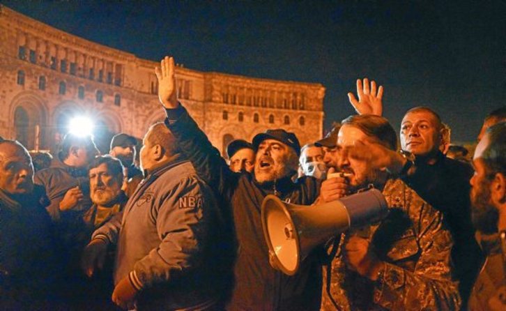 Armenios protestan en el exterior del Parlamento tras conocer el acuerdo firmado por el primer ministro con Rusia y Azerbaiyán. (Karen MANISYAN/AFP)