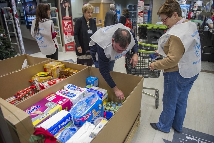 Imagen de archivo de una campaña del Banco de Alimentos en un supermercado de Gasteiz. (Juanan RUIZ/FOKU)