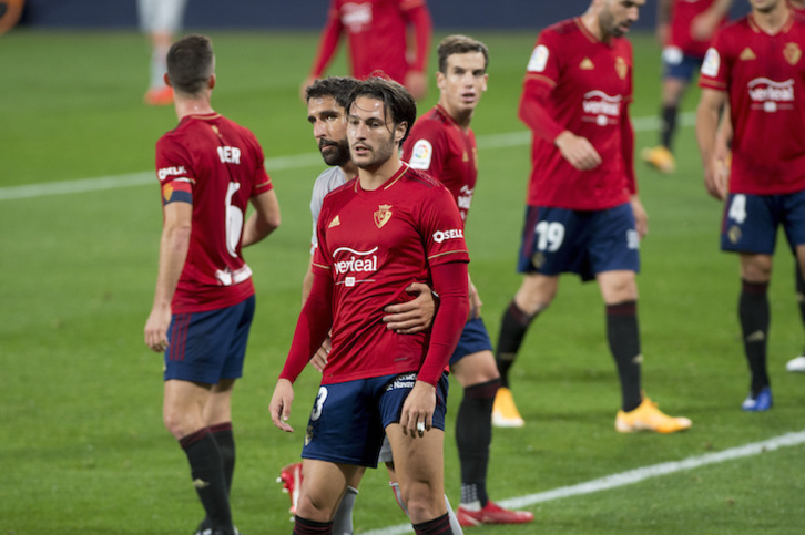 Juan Cruz es presionado por Raúl García en el derbi ante el Athletic. (Iñigo URIZ/FOKU)