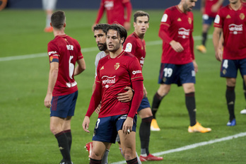 Juan Cruz es presionado por Raúl García en el derbi ante el Athletic. (Iñigo URIZ/FOKU)