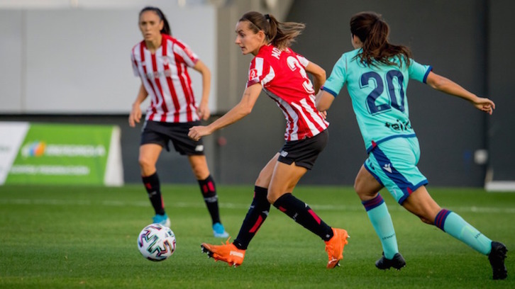Moraza avanza con el balón ante la levantinista Paula. (ATHLETIC CLUB)