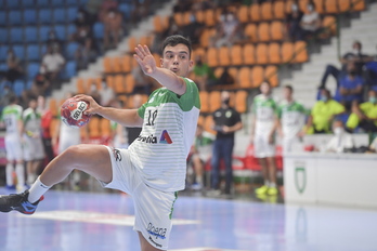 El zumaiarra Ander Torriko lanza a portería. (Idoia ZABALETA/FOKU)