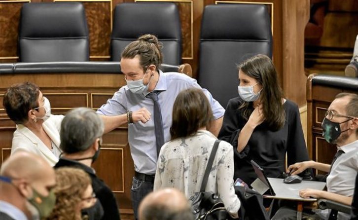 La portavoz de EH Bildu en el Congreso, Mertxe Aizpurua, y el vicepresidente Pablo Iglesias se saludan al inicio del pleno. (Dani GAGO)