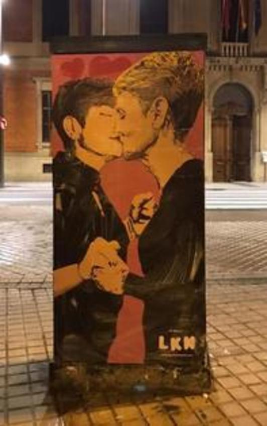El beso entre Chivite y Ruiz ha desaparecido del paseo de Sarasate, pero no de las redes sociales.