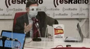 Jiménez Losantos, encapuchado para denunciar el acuerdo. (@eslamananadeFJL)