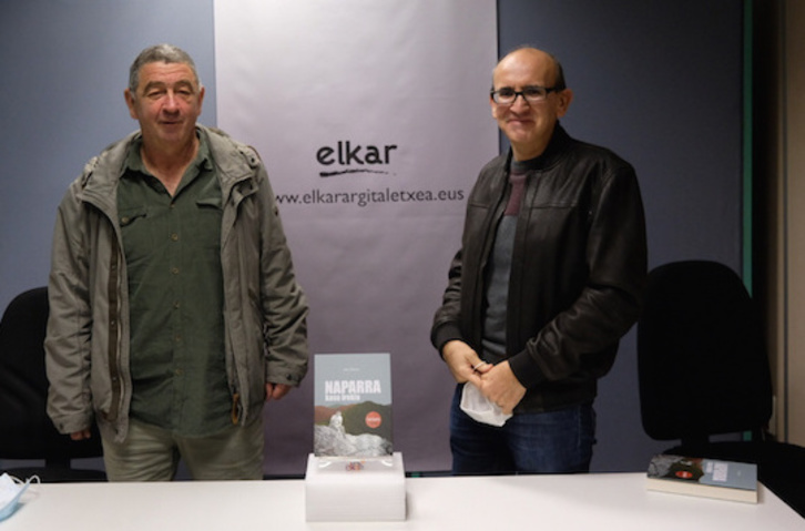 Jon Alonso egilea eta Xabier Mendiguren Elizegi (Elkar). (Jon URBE | FOKU)
