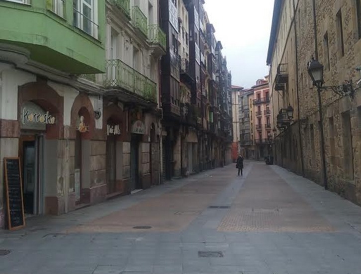 Calle María Muñoz, en el casco viejo, con varios comercios cerrados.