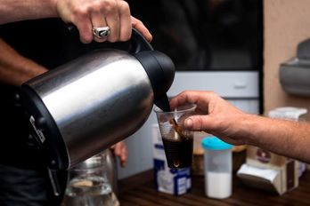  Les antennes locales du Secours Catholique continue d'accueillir les personnes en grande précarité pour la distribution des petits-déjeuners.© Guillaume FAUVEAU