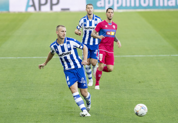 Rodrigo Ely, en el partido de Liga ante el Elche. (Raúl BOGAJO/AFP)