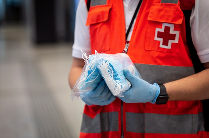 Reparto de mascarillas en una estación de tren. (Endika PORTILLO/FOKU).