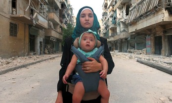 Waad Al-Kateab con su hijita Sama entre las ruinas de Alepo. (NAIZ)