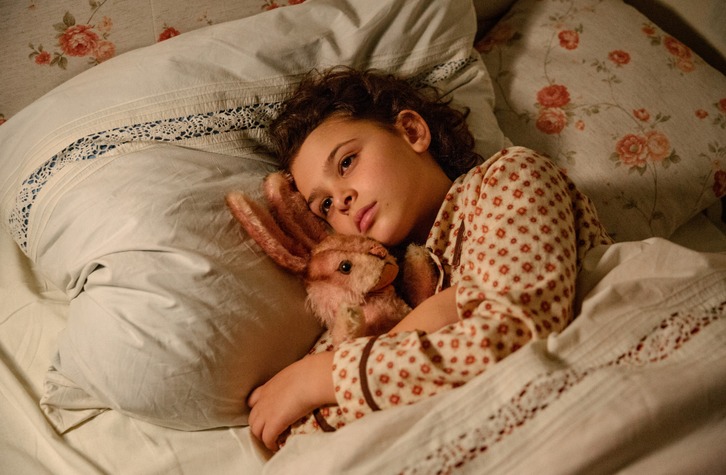 Anna (Riva Krymalowski) ha de dejar su peluche en Alemania. (NAIZ)