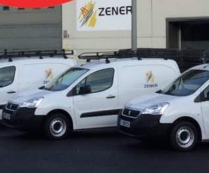 Varias furgonetas de Zener Plus. (CCOO de Industria de Euskadi).