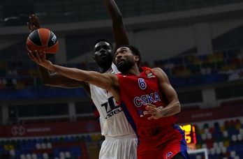 Darrun Hilliardek 31 puntu lortu ditu eta Saski Baskoniaren atzetik aurrerako lana zapuztu du. (EUROLEAGUE.NET)