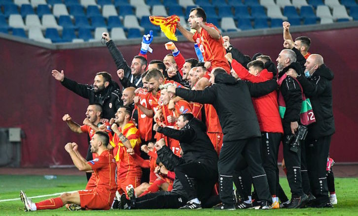 Los jugadores de Macedonia del Norte celebran su clasificación a la Eurocopa 2020. (Vani SHLAMOV/AFP)
