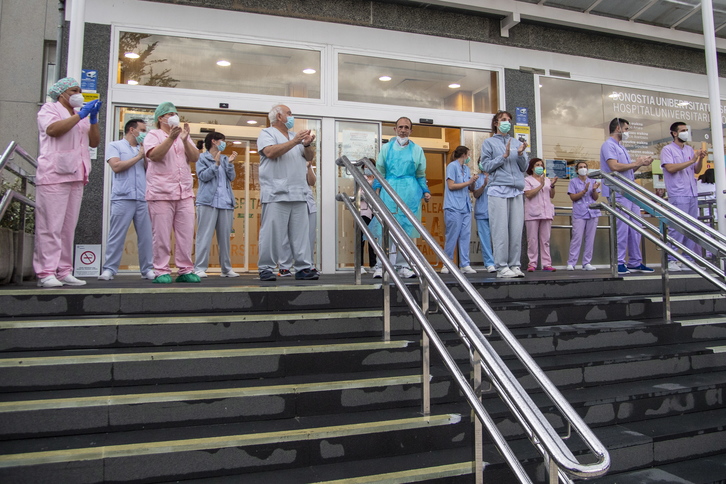 Profesionales del Hospital Donostia, agradeciendo el apoyo en la primera ola. (Gorka RUBIO | FOKU)