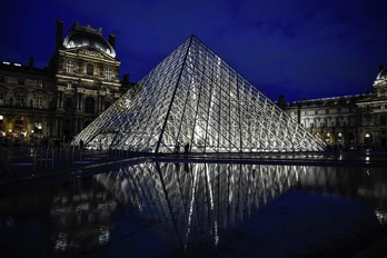 Munduko museorik bisitatuena den Pariseko Louvre gauez. (STEPHANE DE SAKUTIN/AFP)